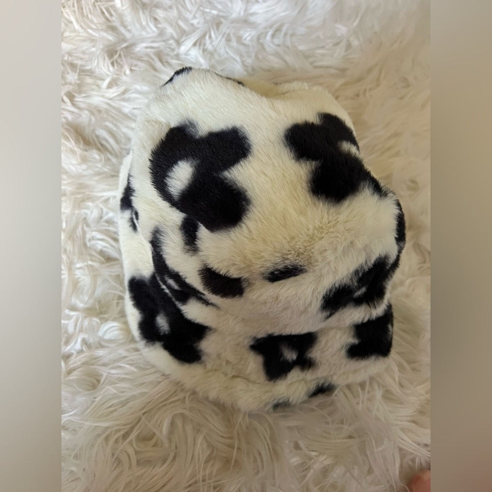 [3 for $25] Fuzzy black and white flower winter bucket hat